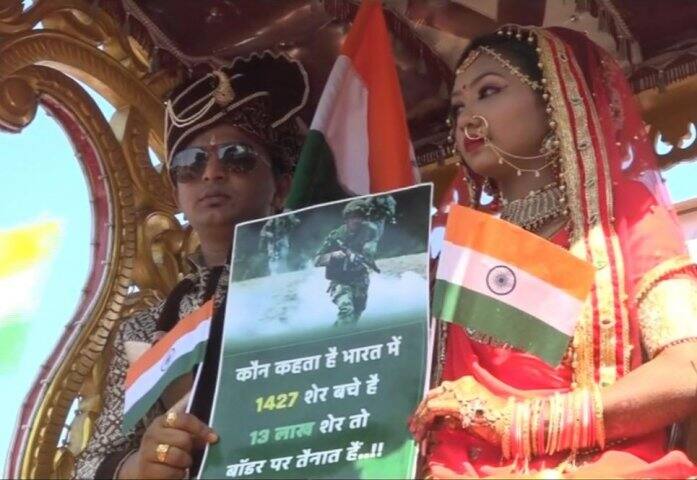 গুজরাতের এই নবদম্পতি বিয়ের অনুষ্ঠান চলাকালীনই অর্থসাহায্য করলেন পুলওয়ামা হামলায় শহিদ ৪০ সিআরপিএফ জওয়ানের পরিবারকে।