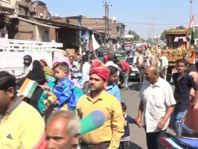 বিয়ের ঠিক আগে ভডোদরায় একটি শোভাযাত্রা বার করেন তাঁরা। সকলে মিলে গিয়ে শহিদ জওয়ানদের জন্য ফান্ডে অর্থসাহায্য করেন।