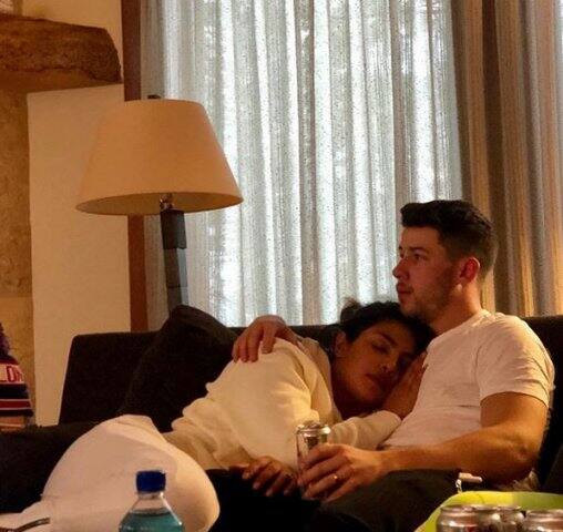 ডিসেম্বরে হিন্দু ও খ্রিষ্টীয় ধর্মমতে বিয়ে করেছেন নিক-প্রিয়ঙ্কা। দিল্লি, মুম্বইতে হয়েছে রিসেপশন।