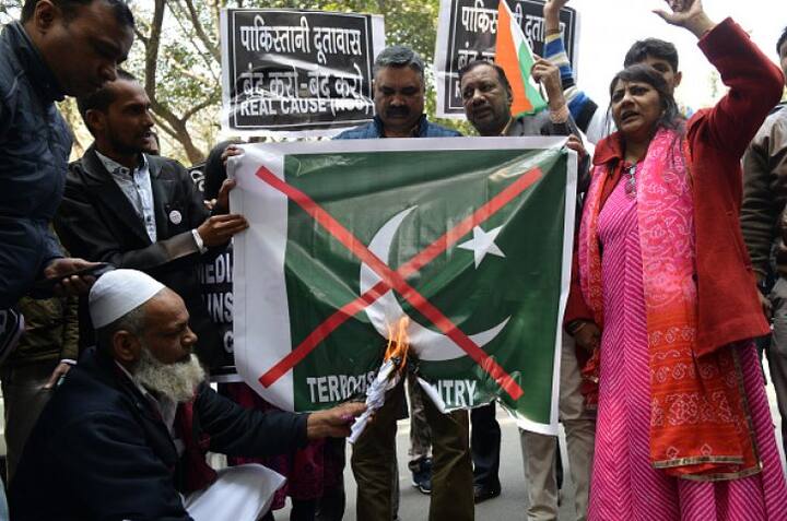 পুলওয়ামা জঙ্গি হামলায় প্রায় ৪০ জন নিহত ও বহু জওয়ান আহত হন।