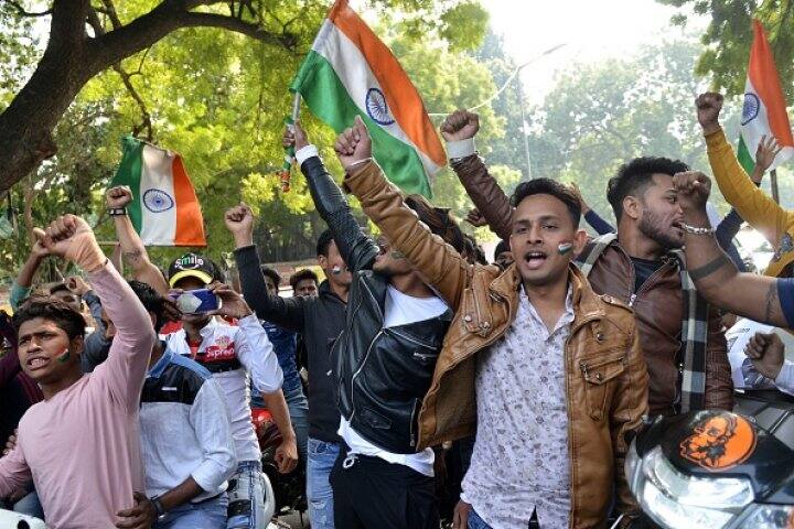 ১৪ই ফেব্রুয়ারি পুলওয়ামার অবন্তিপোরায় আত্মঘাতী জঙ্গি হামলা হয় সিআরপিএফ কনভয়ে। কাশ্মীরে এই পর্যন্ত সবচেয়ে বড় হামলা এটি। সব ছবি সৌজন্যে গেটি ইমেজেস