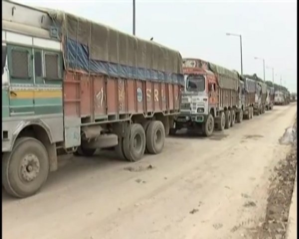 Maha Police open 2 container trucks, find 300 migrant workers inside amid lockdown বন্ধ যানবাহন, বাড়ি ফিরতে পণ্যবাহী ট্রাকে ৩০০ শ্রমিক, কন্টেনার তল্লাসি করে বের করল পুলিশ