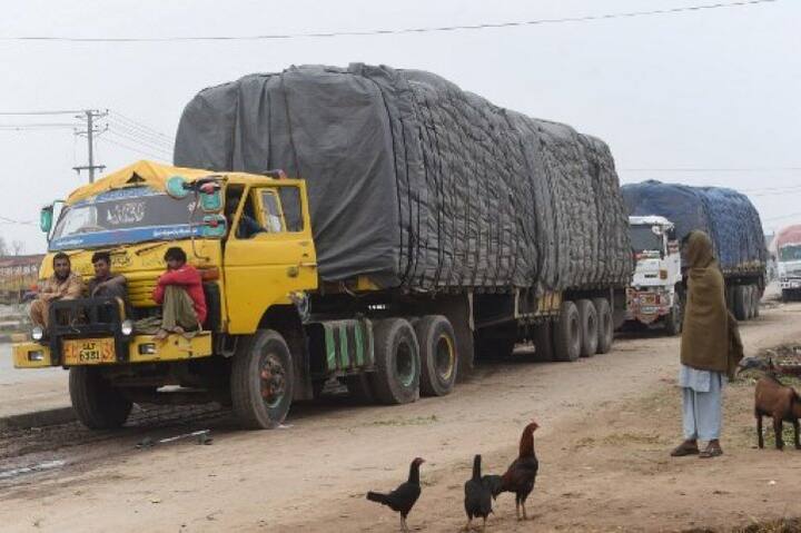 পাকিস্তানি ট্রাক চালকরা অপেক্ষায় সময় কাটাচ্ছেন। (ছবি: আরিফ আলি/ এএফপি) 