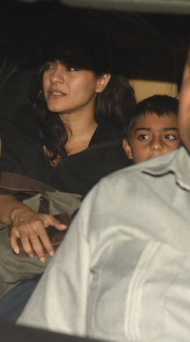 ছেলে যুগ এবং মা তনুজা মুখার্জীকে সঙ্গে নিয়ে এসেছিলেন কাজল। (ছবি-মানব মঙ্গলানি)