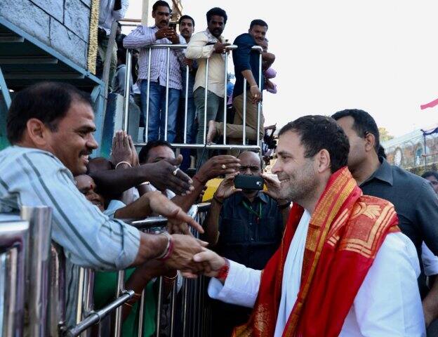 পুজোর পর মন্দিরের তরফ থেকে রাহুল গাঁধীকে সিল্কের শাল, প্রসাদ ও স্মারক দেওয়া হয়। মন্দিরে প্রায় ২০ মিনিট ছিলেন তাঁরা।