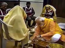 প্রয়াগের সঙ্গমে স্নান করে ৫ জন সাফাই কর্মীর পদসেবা করলেন প্রধানমন্ত্রী নরেন্দ্র মোদি