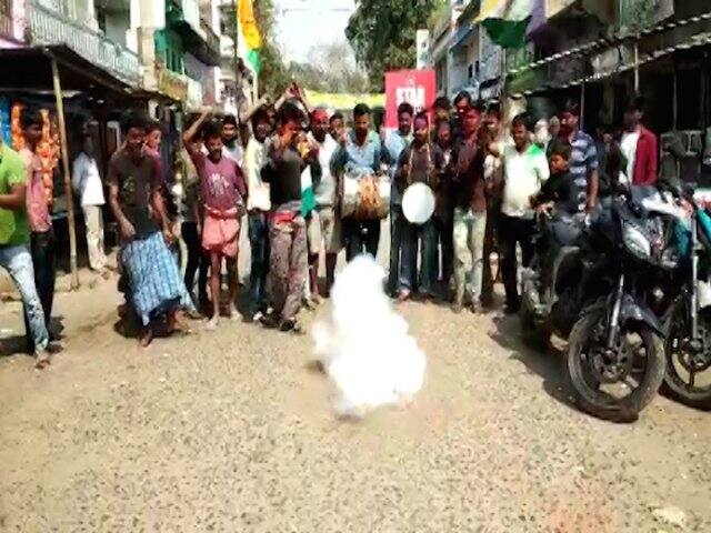 এই প্রত্যাঘাতে সারা ভারতেই চোখে পড়েছে উৎসবের ছবি। বালাকোট ছাড়াও মুজফ্ফরবাদ ও চাকোটিতেও আক্রমণ চালায়ভারতীয় বায়ুসেনা। (ছবি- এবিপি নিউজ, পাটনা)