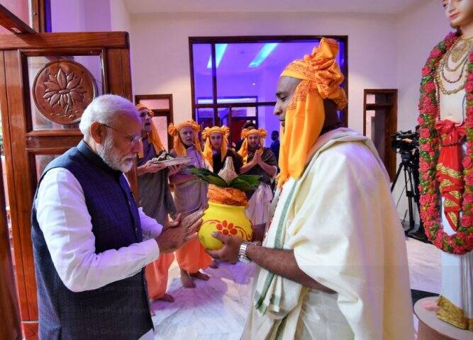 সারা বিশ্বে ৪০০ মন্দির আর ১০০ নিরামিষ মন্দির চালায় ইসকন। এছাড়াও অনেক সমাজসেবা মূলক কাজের সঙ্গেও যুক্ত ইসকন।