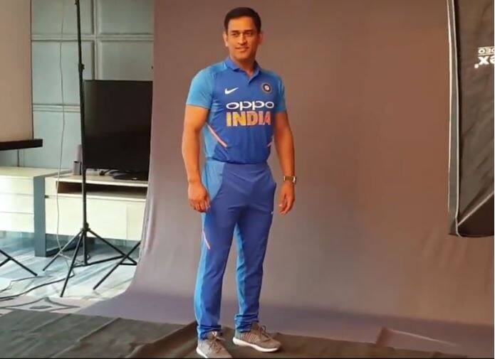 এই নতুন জার্সিতেই বিশ্বকাপে দেখা যাবে ভারতীয় দলের ক্রিকেটারদের। ভারতীয় জার্সি তাঁকে কী মনে করিয়ে দেয়, এই প্রশ্নের উত্তরে ধোনি বলেছেন, যে ঐতিহ্য তাঁরা উত্তরাধিকার সূত্রে পেয়েছেন, সে কথা মনে করিয়ে দেয় এই জার্সি। শুধু তাই নয়, প্রতিটি দ্বিপাক্ষিক সিরিজ, সমস্ত ফরম্যাটে এক নম্বরে পৌঁছনো প্রেরণাদায়ক ঘটনা। 