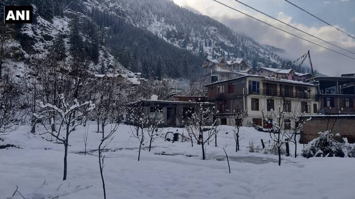 সিমলার পাশাপাশি মানালিতেও তুষারপাত শুরু হয়েছে। ছবি সৌজন্যে ট্যুইটার