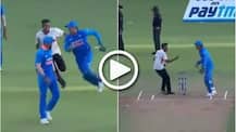 দেখুন: মাঠের মধ্যে যেন ‘চোর-পুলিশ’ খেলা, ঢুকে পড়ল অনুরাগী, নাগাল এড়াতে ধোনির দৌড়
