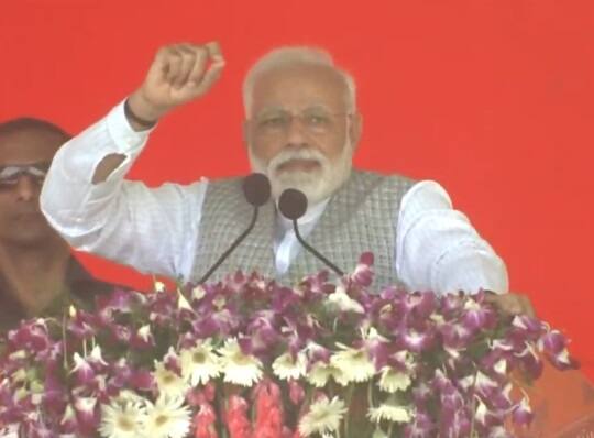 Modi pitches for full-majority govt, says 'mahamilavat' will deliver half results দেশের ১২৫ কোটি মানুষ আমায় আশীর্বাদ করছেন, ভয় পাব কেন? কর্ণাটকের জনসভা থেকে বিরোধীদের আক্রমণ মোদির