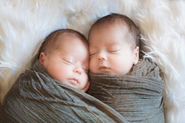 ২০০৮-এ গ্রামের লোকেরা জানিয়েছেন, যমজ সন্তান জন্ম হওয়ার এই ঘটনা তিন প্রজন্ম আগে শুরু হয়। চিকিত্সকরা বৈজ্ঞানিকভাবে এর কারণ অনুসন্ধানের চেষ্টা করেছেন। কিন্তু সেই চেষ্টায় এর কারণ জানা যায়নি। 