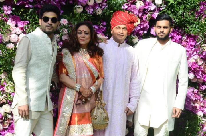 সপরিবারে এসেছিলেন মুকেশ অম্বানির ছোট ভাই অনিল অম্বানি