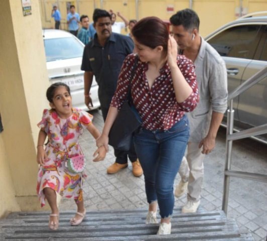 একটি সুন্দর ঝলমলে ফ্রক পরেছিল নিতারা। আর টুইঙ্কলের পরণে ছিল মেরুন টপ আর ডেনিম।