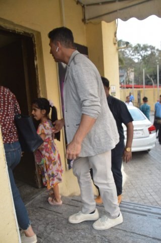 অক্ষয় ও টুইঙ্কলের দুটি সন্তান। বড় ছেড়ে আরভের বয়স ১৬। আর নিতারা ছয় বছরের।