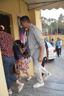 বাবা অক্ষয় কুমার ও মা টুইঙ্কলের সঙ্গে সিনেমা দেখতে এল ছোট্ট নিতারা