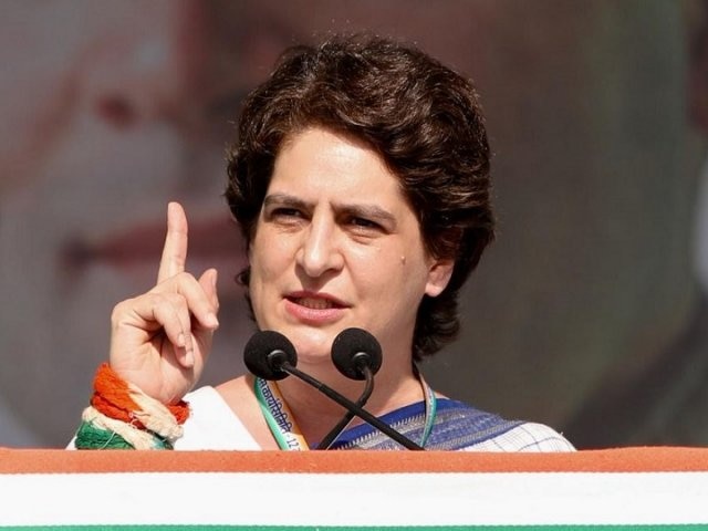  Lok Sabha Election 2019-Priyanka accuses Irani of distributing shoes to insult Rahul রাহুলের অসম্মান করতে অমেঠিতে জুতো বিলি করছেন 'বহিরাগত' স্মৃতি, তোপ প্রিয়ঙ্কার