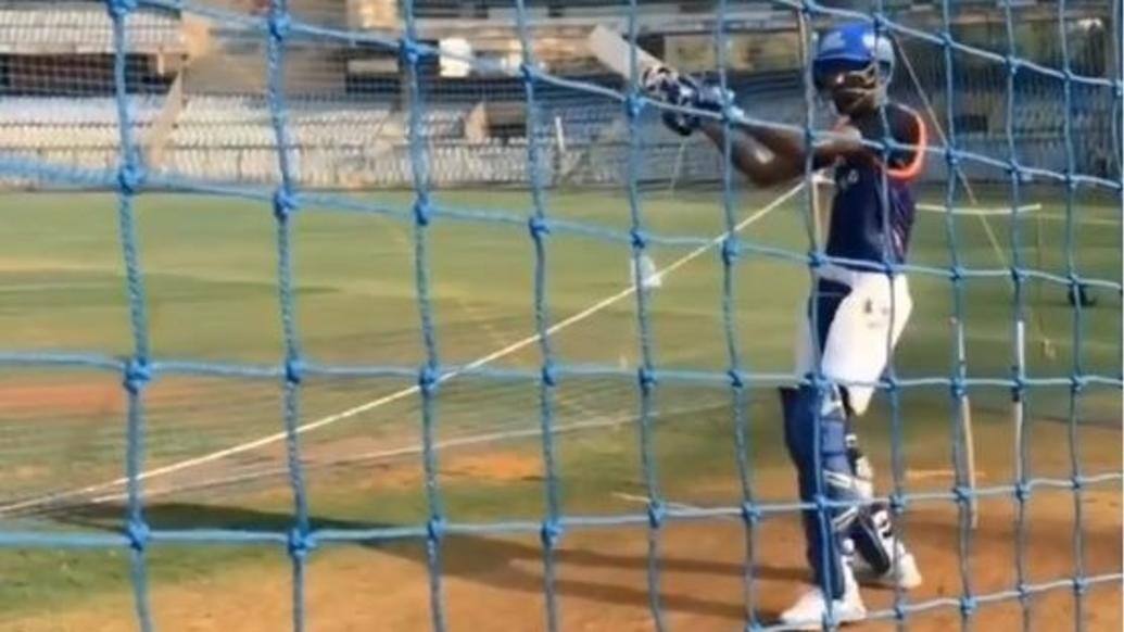 Hardik Pandya announces return with helicopter shot দেখুন: ধোনির হেলিকপ্টার শট খেলে মাঠে ফিরলেন হার্দিক