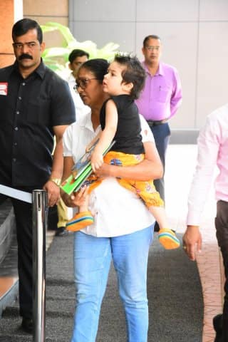  তৈমুরের স্কুলের বার্ষিক অনুষ্ঠানের দিন একেবারে অন্য লুক তৈমুর আলি খানের। (সব ছবি- মানভ মঙ্গলানি)