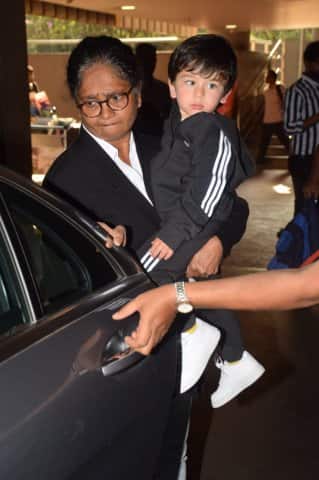 জন্মের পর থেকেই সবসময়ই বিভিন্ন কারণে খবরের শিরোনামে বার বার উঠে এসেছে তার নাম। আর এবার নতুন লুকে পাপারাতজির ক্যামেরায় ধরা দিলেন ছোট নবাব। বাবা সেফ আর মা করিনা চুলের স্টাইল বদলে দিয়েছে তার। এবার একেবারে অন্য লুক তৈমুর আলি খানের