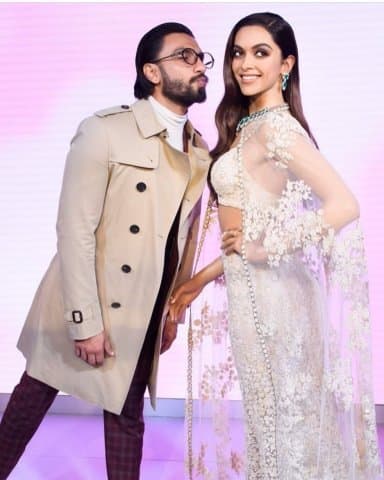 স্ত্রী-র মূর্তির ছবি তোলেন মুগ্ধ রণবীর। এমনকি তিনি এও বলেন, তিনি কি এটা বাড়ি নিয়ে যেতে পারেন?