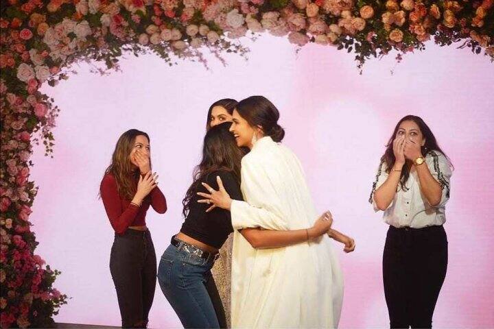 মোমের মূর্তির উদ্বোধনে এসে ভক্তদের সঙ্গে দেখা করেন দীপিকা