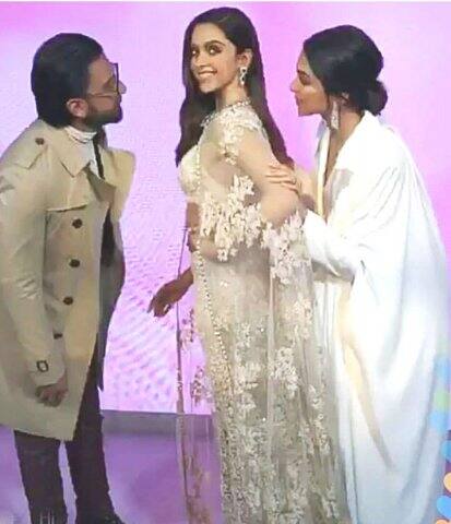 স্ত্রী-র মূর্তির দিকে অবাক চোখে তাকিয়ে রণবীর। বিভোর দীপিকাও