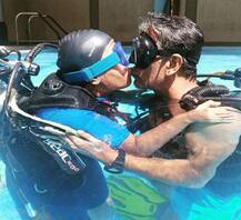 সমুদ্রতীরে ছুটি কাটাচ্ছেন মিলিন্দ সোমান ও স্ত্রী অঙ্কিতা