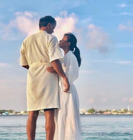 মিলিন্দ অঙ্কিতার থেকে ২৬ বছরের বড়। তাঁর বয়স ৫৩, অঙ্কিতার ২৭।