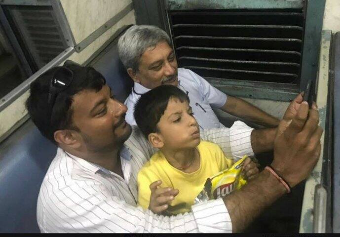একবার মদগ্রাম থেকে কুমতা পর্যন্ত ট্রেনে সফর করেন তিনি। সফরের জন্য বেছে নিয়েছিলেন ট্রেনের সেকেন্ড ক্লাসের কামরা। (ছবি: ফেসবুক)