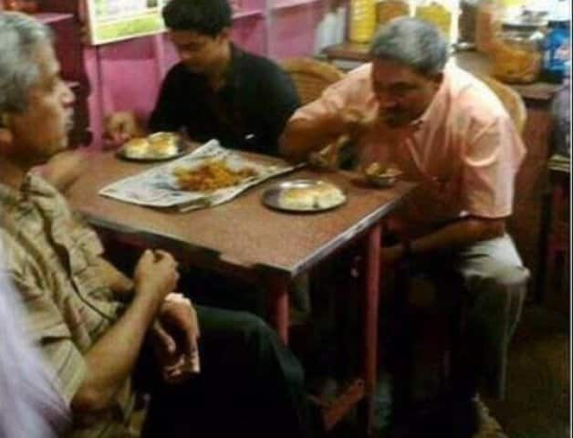 এই ছবিটি টুইটারে ভাইরাল হয়েছিল। ছবিকে দেখা যায়, একটা সাধারণ হোটেলে বসে খাবার খাচ্ছেন মনোহর পর্রীকর। (ছবি: টুইটার)