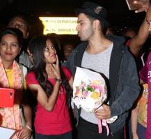  বরুণ ধবনের সামনে হাঁটু মুড়ে বসে প্রোপোজ, চুম্বনেরও আবদার তরুণী অনুরাগীর!