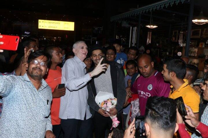  অনুরাগীদের সঙ্গে যথেষ্ট সৌজন্যতা বজায় রেখে চলেন তিনি। 