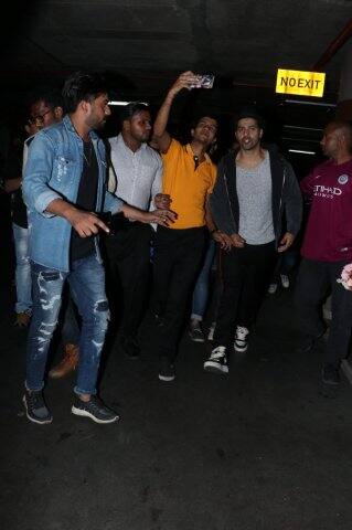 বিমানবন্দরে তাঁর কাছে পৌঁছে যান অনুরাগীরা। 