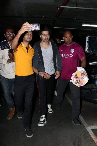 রবিবার এভাবেই বিমানবন্দরে অনুরাগীদের সেলফির আবদার পূরণ করেছেন বরুণ। সব ছবি:মানব মঙ্গলানি