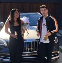 নিক জোনাস কোটি টাকা দামের গাড়ি উপহার দিলেন স্ত্রী প্রিয়ঙ্কাকে