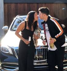 নিক জোনাস কোটি টাকা দামের গাড়ি উপহার দিলেন স্ত্রী প্রিয়ঙ্কাকে