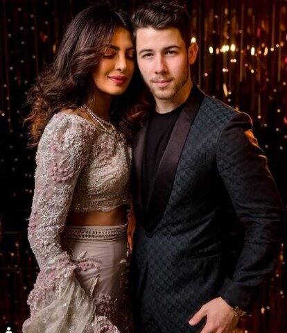 রয়েছেন কেভিন, তাঁর স্ত্রী ড্যানিয়েল, জো ও তাঁর ভাবী পত্নী এবং গেম অফ থ্রোনস-এর অভিনেত্রী সোফি টার্নার।