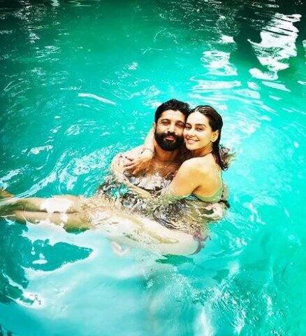 ডিভোর্স হয়ে গিয়েছে অভিনেতা-পরিচালক ফারহান আখতারেরও। স্ত্রী অধুনা ভবানীর সঙ্গে ১৬ বছরের বিয়ে ভেঙে ৪৫ বছরের ফারহান এখন প্রেম করছেন ৩৮ বছরের গায়িকা-অভিনেত্রী শিবানী দান্ডেকরের সঙ্গে। শোনা যাচ্ছে এ বছর বিয়ে করবেন তাঁরা। 