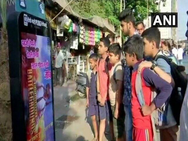 অশুভের ওপর শুভর জয়ের প্রতীক এই হোলিকা দহন। এই অনুষ্ঠানে হোলিকার পুজো হয়, তারপর পোড়ানো হয় কুশপুতুল। 