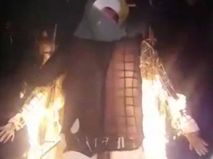 এছাড়া পোড়ানো হয় হাফিজ সইদের কুশপুতুল।