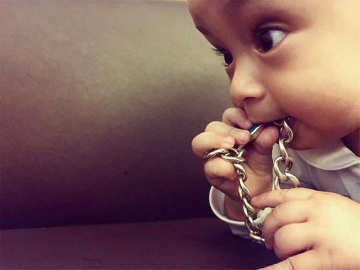 সলমনের প্রিয় নীলকান্তমণির ব্রেসলেট তাঁর লাকি চার্ম। সেটাও ভাগ্নের হাতে তুলে দিয়েছেন তিনি। 