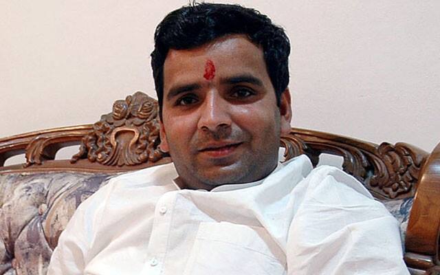 Badaun MP Dharmendra Yadav disowns brother-in-law for joining BJP ‘শ্যালক’ বিজেপিতে, ওদের দলের কেউ আমার আত্মীয় হতেই পারে না, বললেন সপার বদাউনের সাংসদ ধর্মেন্দ্র যাদব