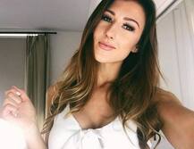 দেখুন! এই তরুণী রোজগার করেন ঘণ্টায় ৮ লাখ, স্রেফ অনলাইন গেম খেলে