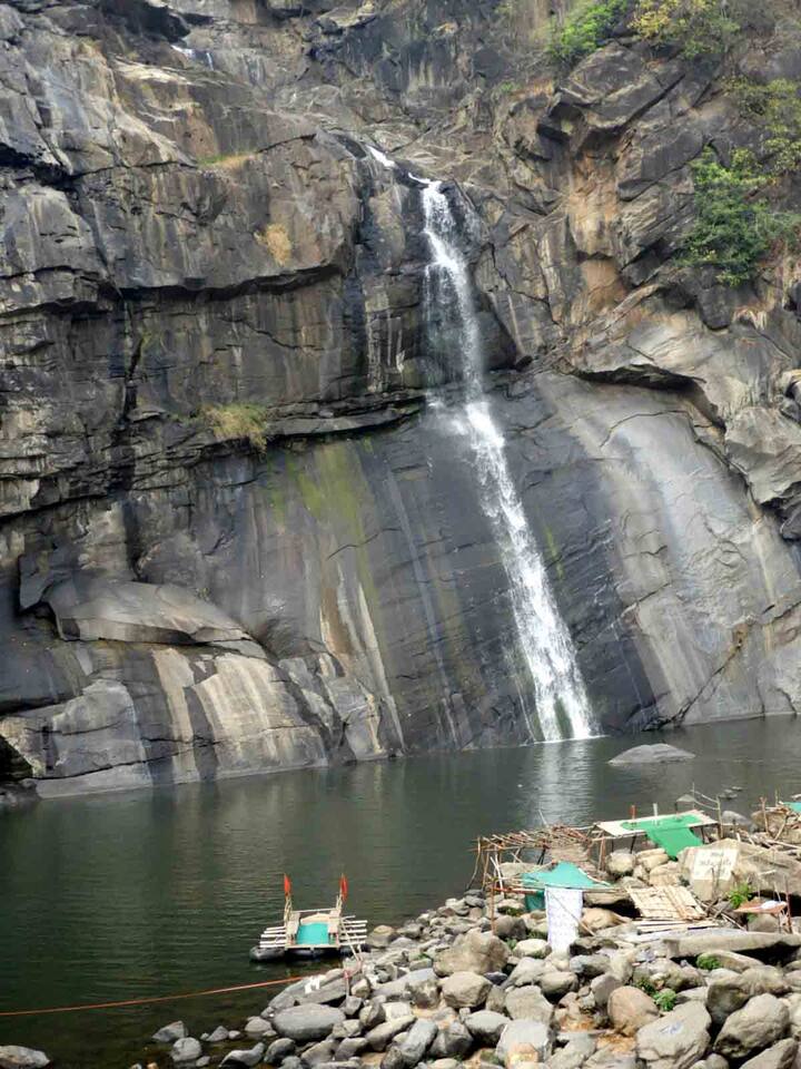 হুড্রু। শীত, বসন্তে শীর্ণ ঝর্ণা বর্ষায় ভয়ঙ্কর সুন্দর। ওপর দিয়ে উঠে দেখতে গেলে টপকাতে হয় সাড়ে সাতশ সিঁড়ি। অগত্যা নীচ দিয়ে যাওয়াই ভরসা।