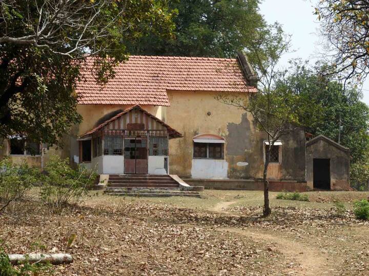 ম্যাকক্লাস্কিগঞ্জ আগে ছিল মূলত অ্যাংলো ইন্ডিয়ানদের এলাকা। তৈরি করেছিলেন ম্যাকক্লাস্কি সাহেব। তারপর চলে আসেন পশ্চিমপ্রেমী বাঙালিরা। এখনও ইতিউতি ছড়িয়ে আছে বহু বাঙালির বাংলো। তবে বেচেও দিচ্ছেন অনেকে। ১৫ ইঞ্চির দেওয়াল, লাল টালির ছাদের এমনই এক বাংলোয় হয়েছে কঙ্কনা সেনশর্মার ডেথ ইন আ গঞ্জ ছবির শ্যুটিং।