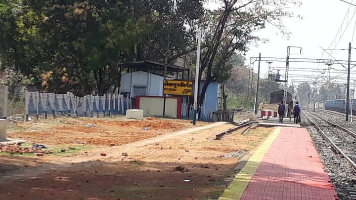 সঞ্জীব চট্টোপাধ্যায় বাঙালির ঘরে ঘরে পৌঁছে দিয়েছিলেন পালামৌর জঙ্গলকে। আর সেই জঙ্গলের মধ্যেই বাঙালি খুঁজে পেয়েছে ব্যস্ত রুটিনের ফাঁকে অল্প বিশ্রামের ঠিকানা- ম্যাকক্লাস্কিগঞ্জ। চলুন, শুকনো শাল পাতা মাড়িয়ে, অজানা পাখির ডাক শুনতে শুনতে ঘুরে দেখি এই ছোট্ট আশ্চর্য শহরকে।