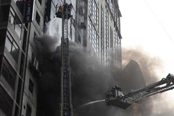 বহু মানুয আতঙ্কিত হয়ে ওই বহুতল থেকে ঝাঁপ দেন। এর ফলে অনেক বেশী মানুষ আহত হয়েছে বলে জানা যাচ্ছে। ঝাঁপ দেওয়ার ফলে ৬ জনের মৃত্যু হয়েছে।
