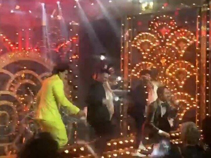 আয়ুষ্মান খুরানার গানের তালে পা মেলালেন অক্ষয় কুমার ও রণবীর সিংহ, ভাইরাল হল ভিডিও Ranbir Kapoon and Akshay Kumar dance with Ayushman Khurana's song আয়ুষ্মান খুরানার গানের তালে পা মেলালেন অক্ষয় কুমার ও রণবীর সিংহ, ভাইরাল হল ভিডিও